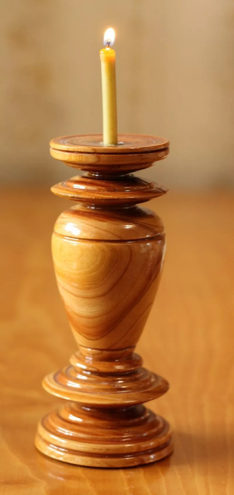 Деревянный подсвечник для тонкой церковной свечи,  отличный подарок